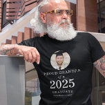 Camiseta Texto Branco Foto Orgulhosa Avô do Formando de 202<br><div class="desc">Texto Branco Negrito Foto Orgulhosa Avô de 2023 Formando. Especialmente para o orgulhoso avô do novo formando. A foto do seu neto está dentro de uma forma circular, e o ano grande e ousado, com o nome do formando. Personalize facilmente o texto conforme necessário e substitua a foto por sua...</div>