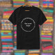 Camiseta Texto circular de padrão de Marca comercial em pre (Build brand name awareness. Round pattern texts of your business brand on black t-shirt.)