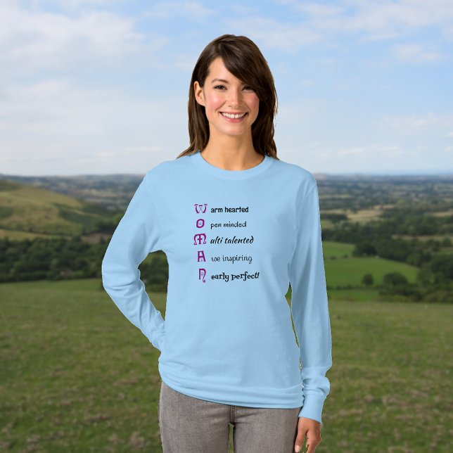 Camiseta Texto da MULHER Inspiradora (Model is wearing long sleeve t-shirt in light blue)