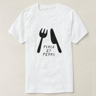 Camiseta Texto em latim: furca e ferro e garfo e faca