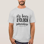 Camiseta Texto engraçado do costume da tipografia do<br><div class="desc">Beba a cerveja a qualquer momento com estas camisetas engraçadas que a lêem "são hora da cerveja em algum lugar" em uma pia batismal da tipografia do estilo do vintage. Adicione seu texto feito sob encomenda abaixo ou suprima-o. Faz um grande despedida de solteiro/presente do padrinho de casamento ou o...</div>