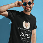 Camiseta Texto Moderno Foto Orgulhoso Irmão do Formando de<br><div class="desc">Texto moderno Foto Orgulhosa Irmão de 2023. A foto do seu irmão está dentro de uma forma circular, e o ano grande e ousado, com o nome do formando. Personalize facilmente o texto conforme necessário e substitua a foto por sua própria orientação quadrada. Você pode alterar as cores do texto...</div>