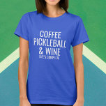 Camiseta Texto Personalizado Do Vinho Do Cafebol<br><div class="desc">O que faz sua vida completa? Café,  Pickleball e Vinho ou algo assim? Basta adicionar seus "amores" às 4 linhas de texto personalizado para criar uma camisa única mostrando as coisas que fazem sua vida competir. Altere ou exclua facilmente qualquer linha de texto.</div>