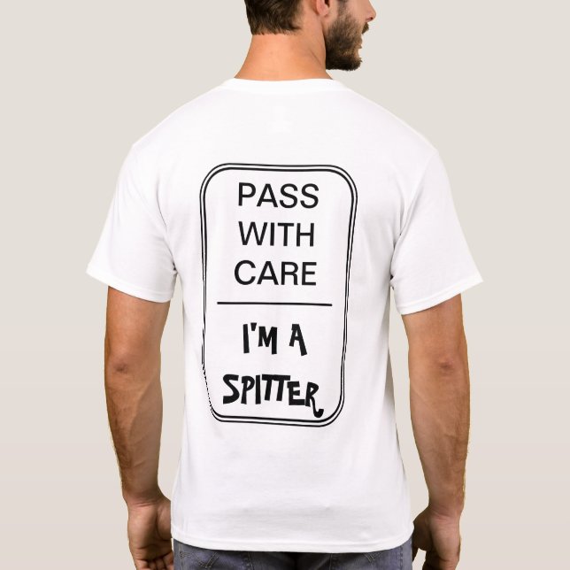 Camiseta Texto preto: Passagem com cuidado. Eu sou um (Verso)