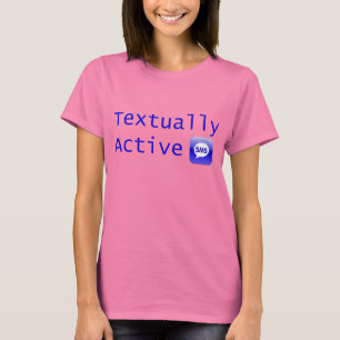 Camiseta Textually Active na rotulação azul