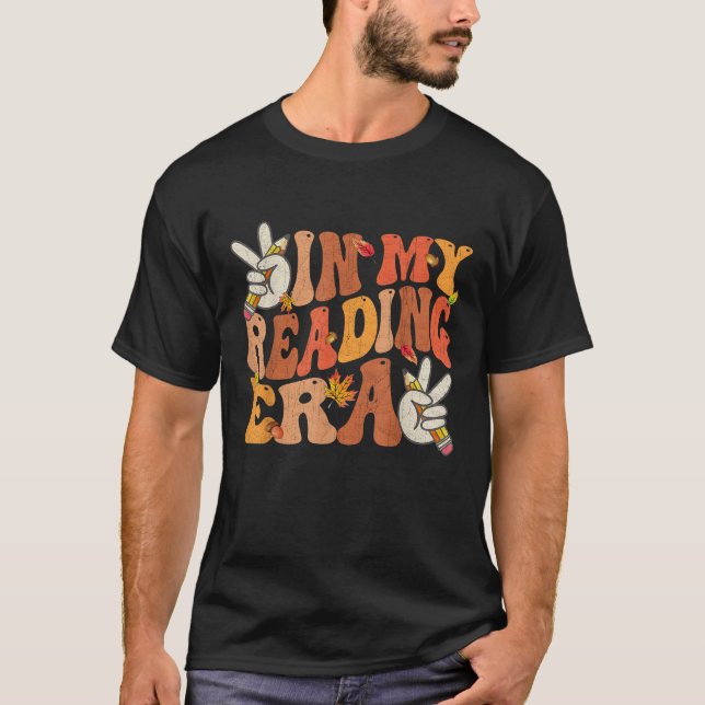 Camiseta Thanksgiving Groovy In My Reading Era Teacher Autu (Frente)