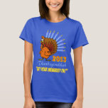 Camiseta Thanksgivukkah 2013 "obtem seu Menurkey" no<br><div class="desc">Comemore Thanksgivukkah 2013 com este t-shirt clássico do menurkey! Caracterizando um peru engraçado dos desenhos animados com um menorah para uma cauda. Uma acção de graças de Hanukkah não ocorrerá por outros 77.000 anos! Agarre assim esta grande camisa da lembrança para esta uma vez que-em-um-vida-celebração. *Makes um grande presente para...</div>