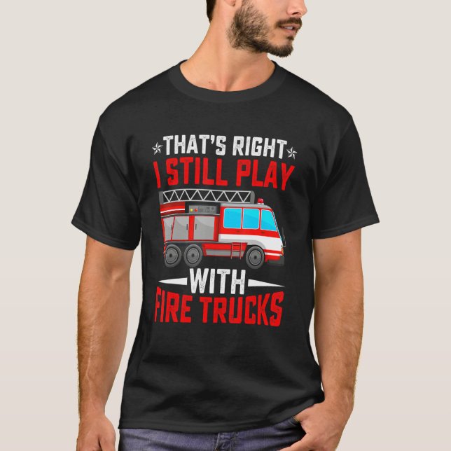 Camiseta That's Right I Still Play With Fire Trucks Funny F (Frente)