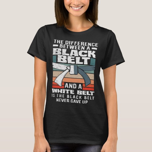 Camiseta The Black Belt Never Gave Up Karate Jiu Jitsu (Frente)