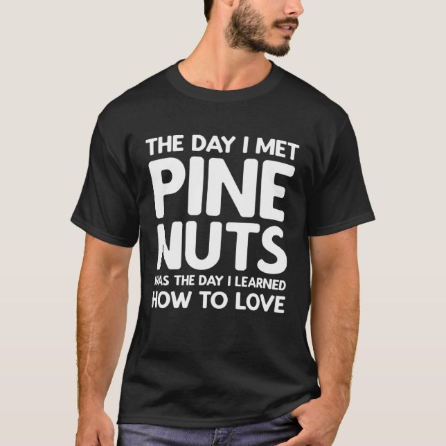Camiseta The Day I Met Pine Nuts  Pine Nuts (Frente)