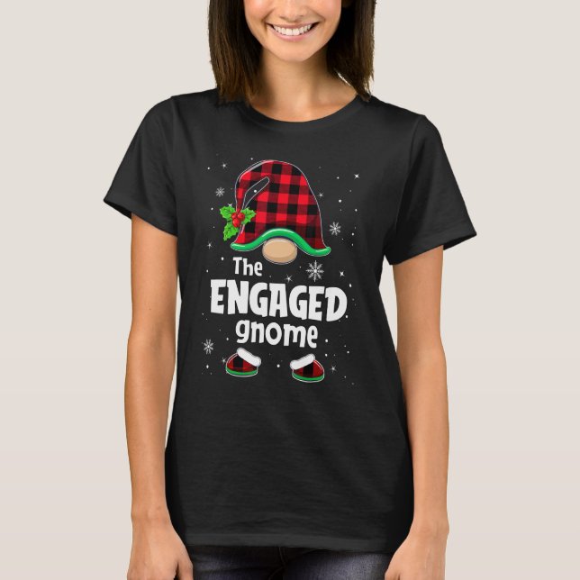 Camiseta The Engaged Gnome Buffalo Plaid Christmas Matching (Frente)