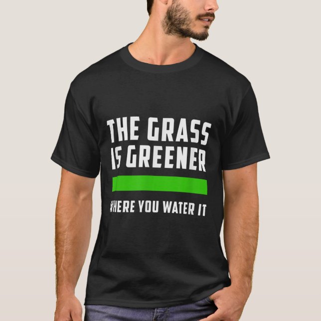 Camiseta The Gr Is Greener Where You Water It, Motivational (Frente)