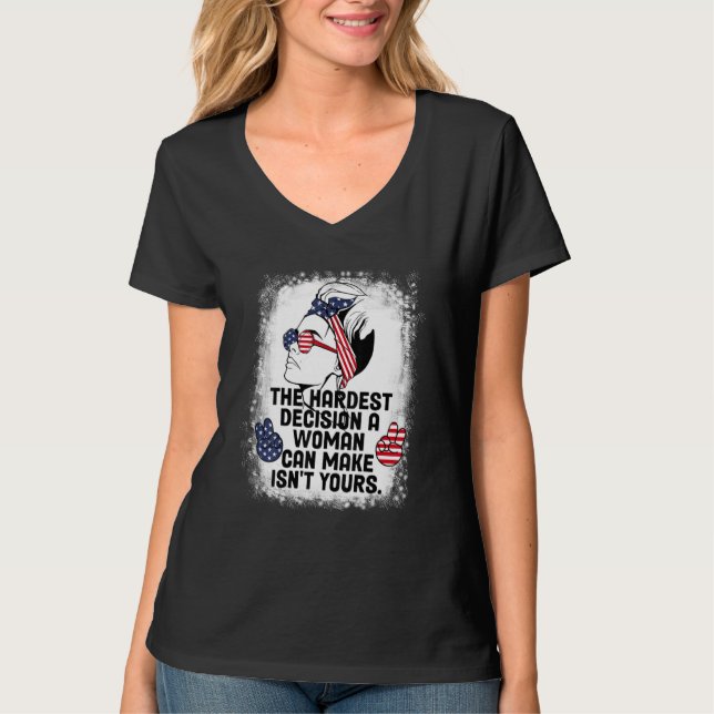Camiseta The Hardest Decision A Woman Can Make Isn't Yours  (Frente)