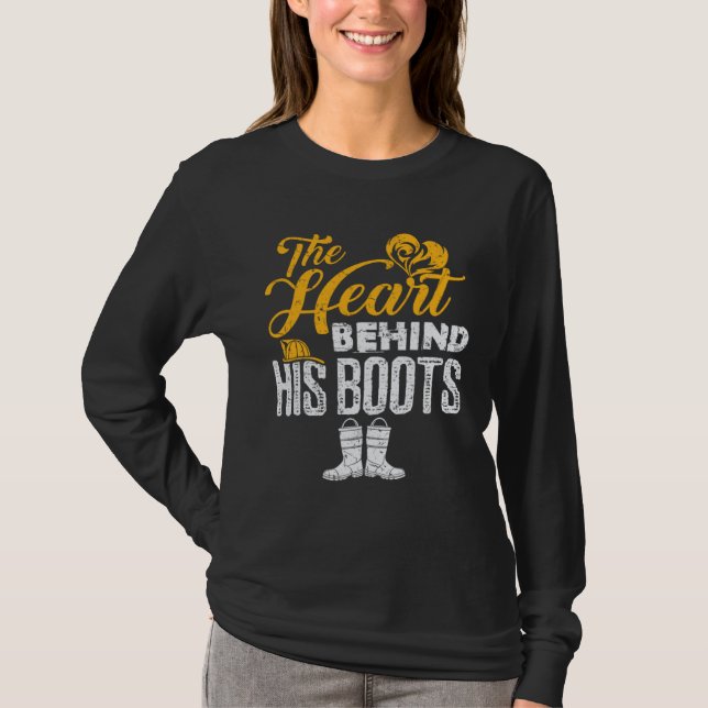 Camiseta The Heart Behind His Boots Firefighter Fire Wife (Frente)