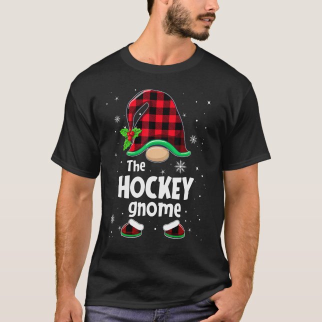 Camiseta The Hockey Gnome Buffalo Plaid Christmas Matching  (Frente)