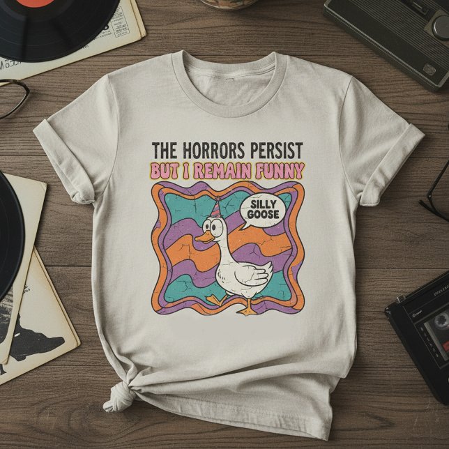 Camiseta The Horrors Persist But I Remain Funny Retro Silly (Criador carregado)