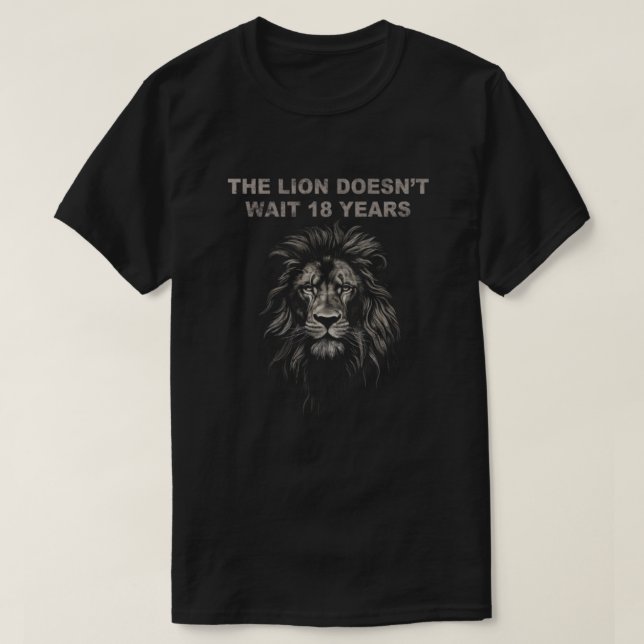 Camiseta The Lion Doesn’t Wait 18 Years (Frente do Design)