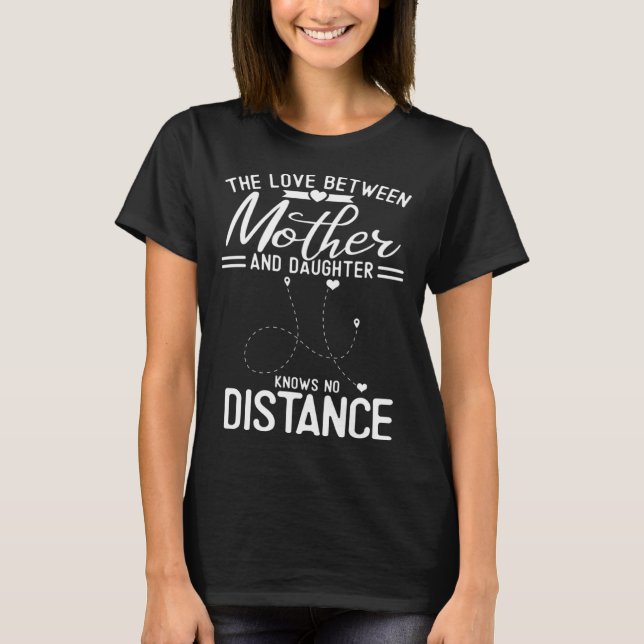 Camiseta The Love Between Mother And Daughter Knows No Dist (Frente)
