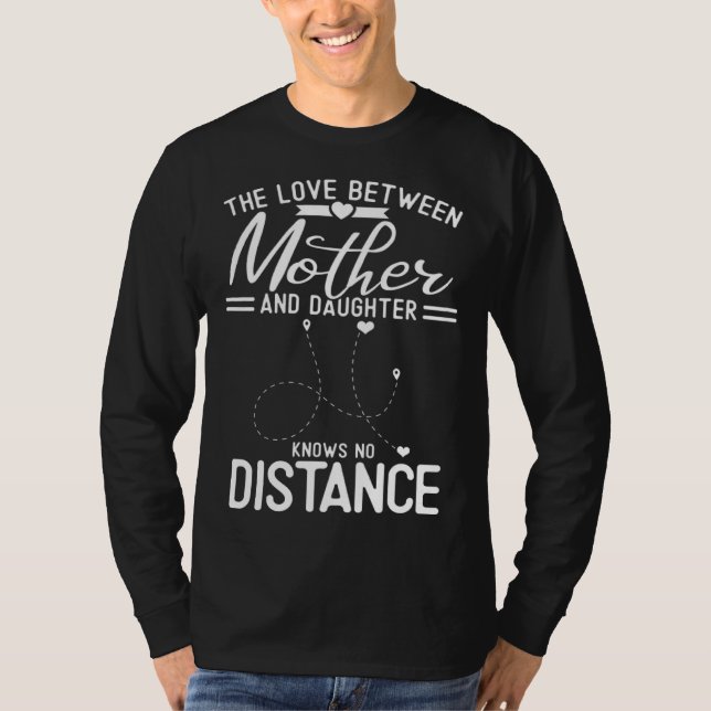 Camiseta The Love Between Mother And Daughter Knows No Dist (Frente)