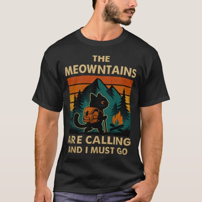 Camiseta The Meowntains Are Calling Hiking Camping Cat Love (Frente)