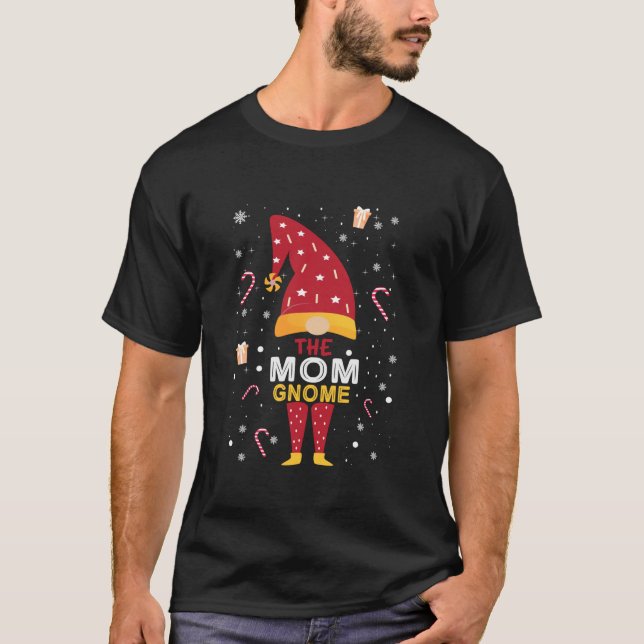 Camiseta The Mom Gnome Christmas Plaid Matching Family Funn (Frente)
