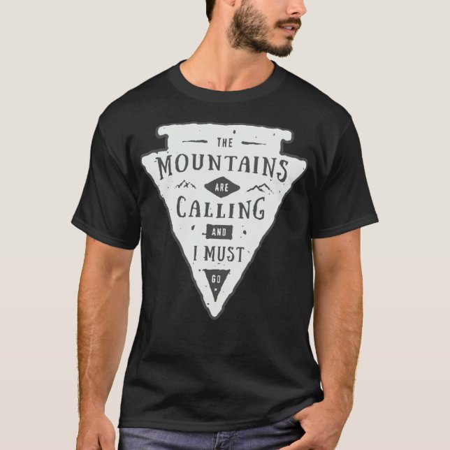 Camiseta The mountains are calling and i must fatigue adven (Frente)