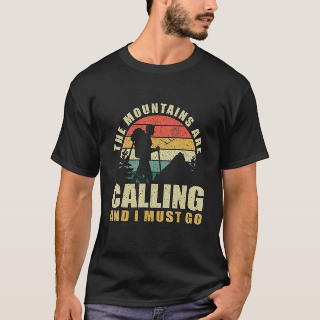 Camiseta The Mountains Are Calling And I Must Go. Hiking (Frente)