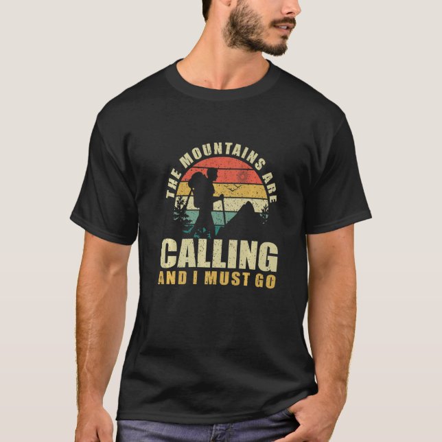 Camiseta The Mountains Are Calling And I Must Go. Hiking Pr (Frente)