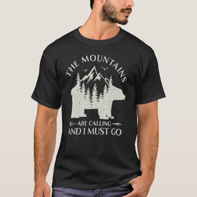 Camiseta The Mountains are calling and i must go wild bear  (Frente)