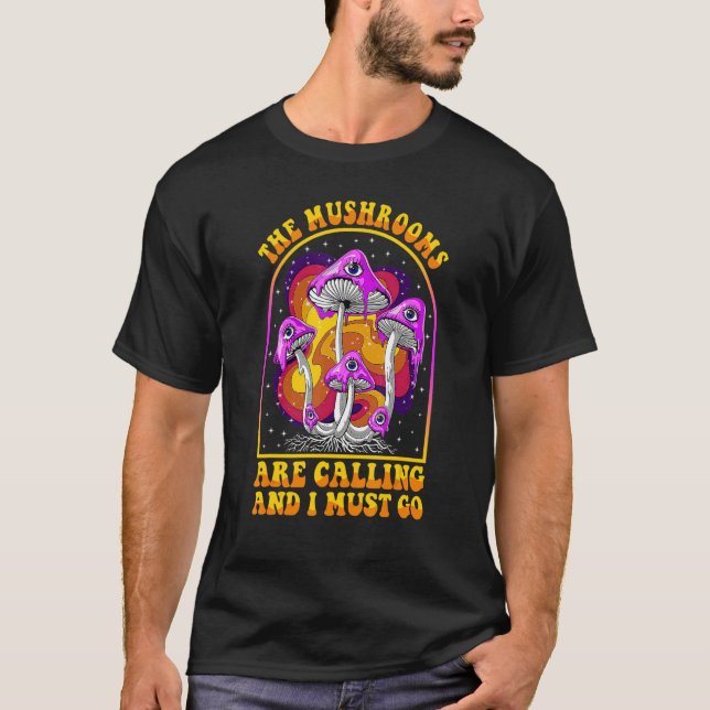 Camiseta The Mushrooms Are Calling I Must Go Mycologist Gif (Frente)