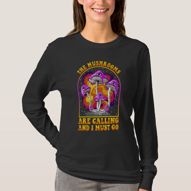 Camiseta The Mushrooms Are Calling I Must Go Mycologist Gif (Frente)