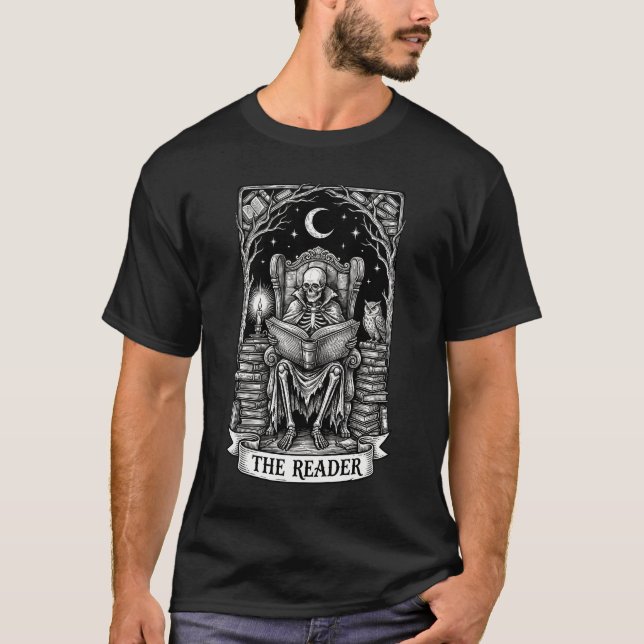 Camiseta The Reader Skeleton Tarot Card Dark Academia  (Frente)
