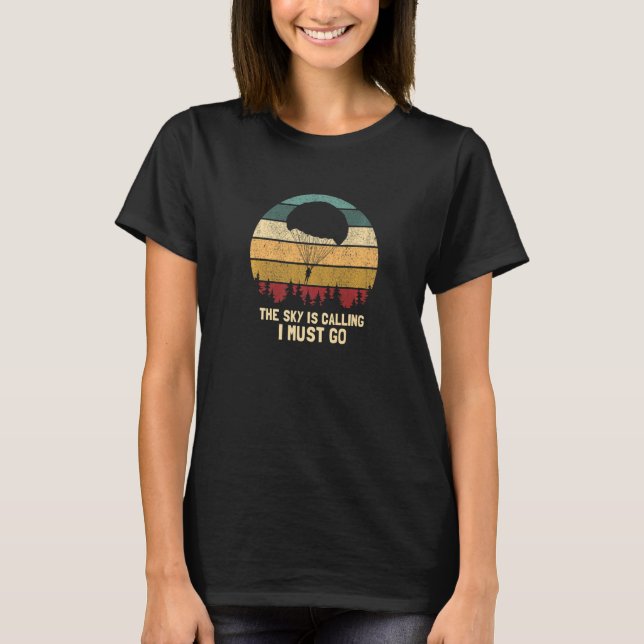 Camiseta The Sky Is Calling I Must Go  Retro Skydiving Pres (Frente)