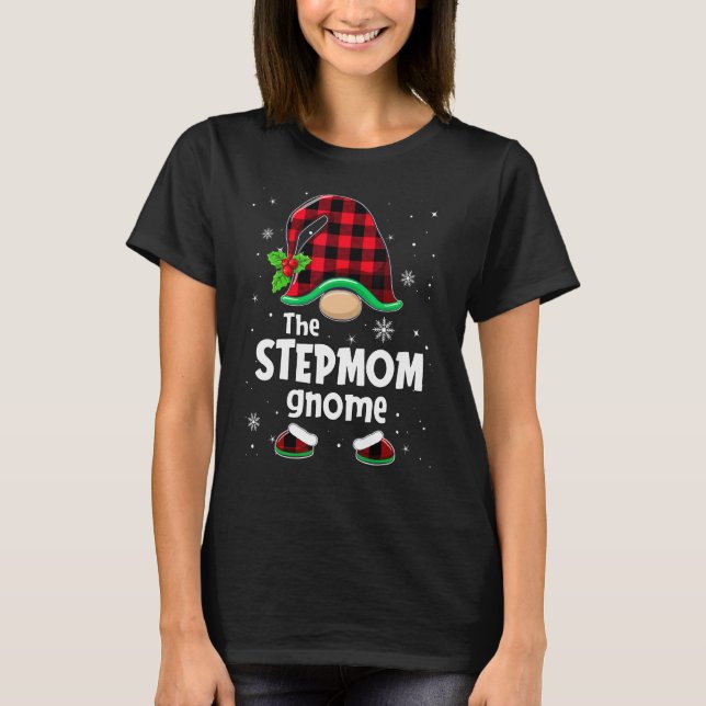 Camiseta The Stepmom Gnome Buffalo Plaid Christmas Matching (Frente)
