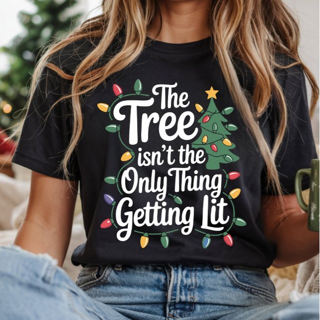 Camiseta The Tree Isnt The Only Thing Getting Lit This Year (Criador carregado)