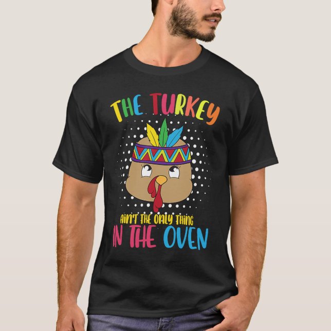 Camiseta The Turkey Aint Only Thing In The Oven Thanksgivin (Frente)