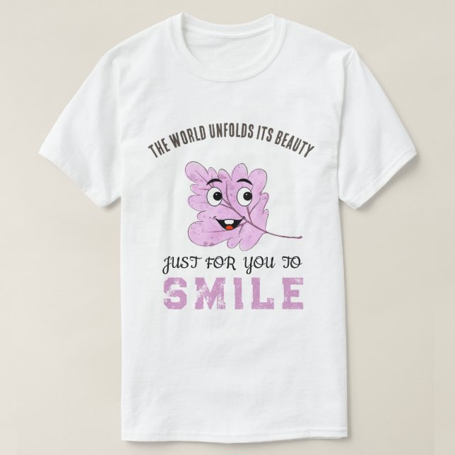 Camiseta "The World Unfolds Its Beauty" Purple Smiling Leaf (Frente do Design)