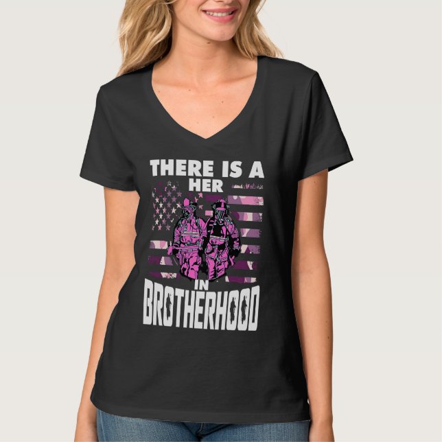 Camiseta There Is A Her In Brotherhood  Female Firefighter (Frente)