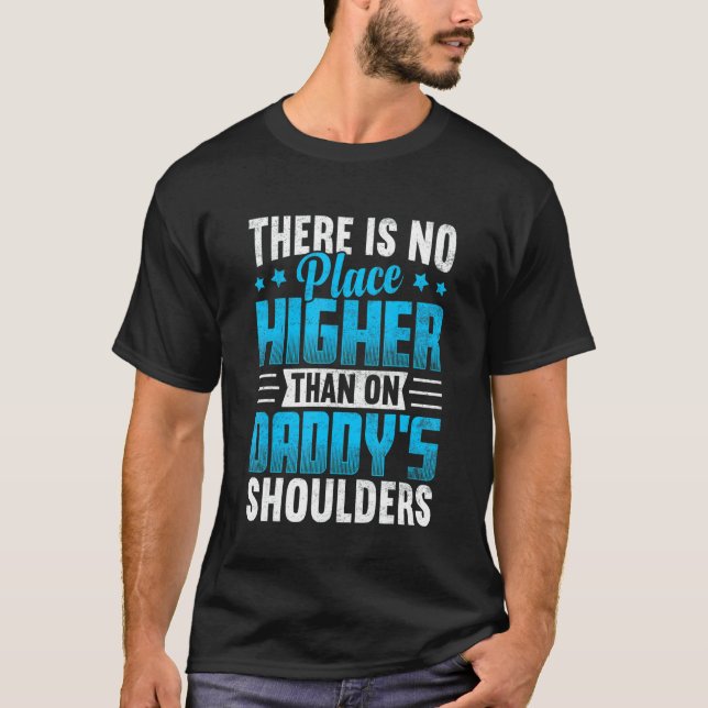 Camiseta There Is No Place Higher Than On Daddy's Shoulders (Frente)