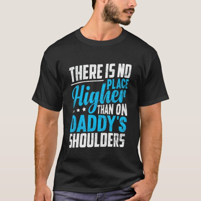 Camiseta There Is No Place Higher Than On Daddy's Shoulders (Frente)