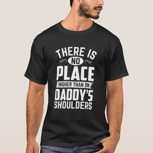 Camiseta There Is No Place Higher Than On Daddy's Shoulders (Frente)