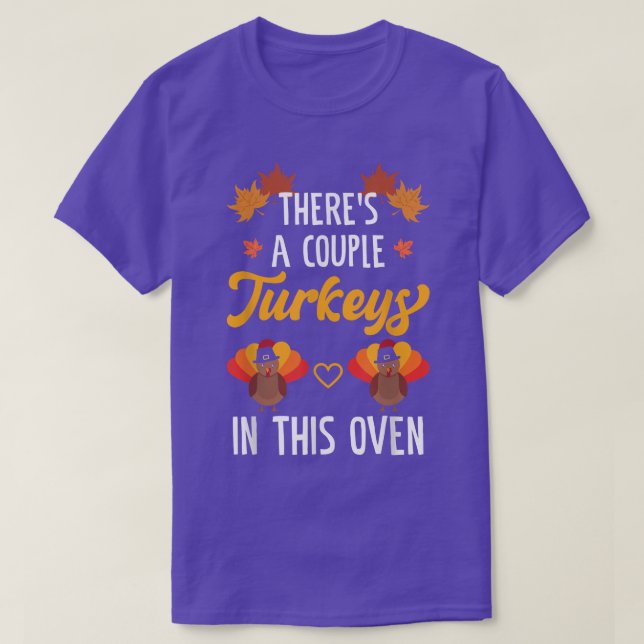 Camiseta There's A Couple Turkeys In This Oven Twin Pregnan (Frente do Design)