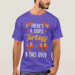 Camiseta There's A Couple Turkeys In This Oven Twin Pregnan<br><div class="desc">There's A Couple Turkeys In This Oven Twin Pregnancy Reveal T-Shirt .</div>