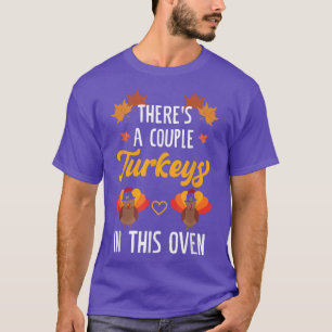Camiseta There's A Couple Turkeys In This Oven Twin Pregnan