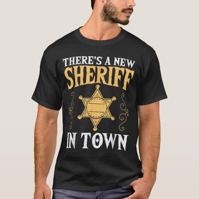 Camiseta There's A New Sheriff In Town Deputy Sheriff Lice  (Frente)