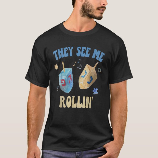 Camiseta They SEE ME ROLLIN Hanukkah Celebration 2022 Jewis (Frente)