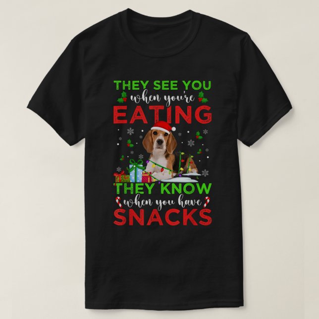 Camiseta They See You Eating Christmas Reindeer Santa Beagl (Frente do Design)