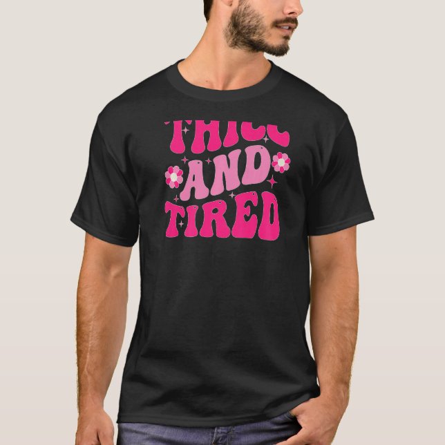 Camiseta Thicc And Tired Saying Groovy Thicc & Tired Women  (Frente)