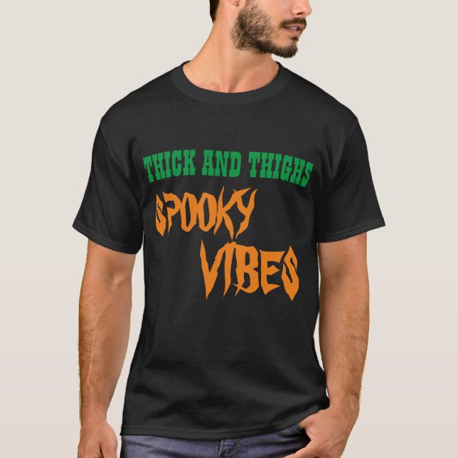 CAMISETA THICK AND THIGHS SPOOKY VIBES (Frente)