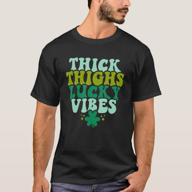 Camiseta Thick Thighes Lucky Vibes Shamrock Rua Engraçado P (Frente)